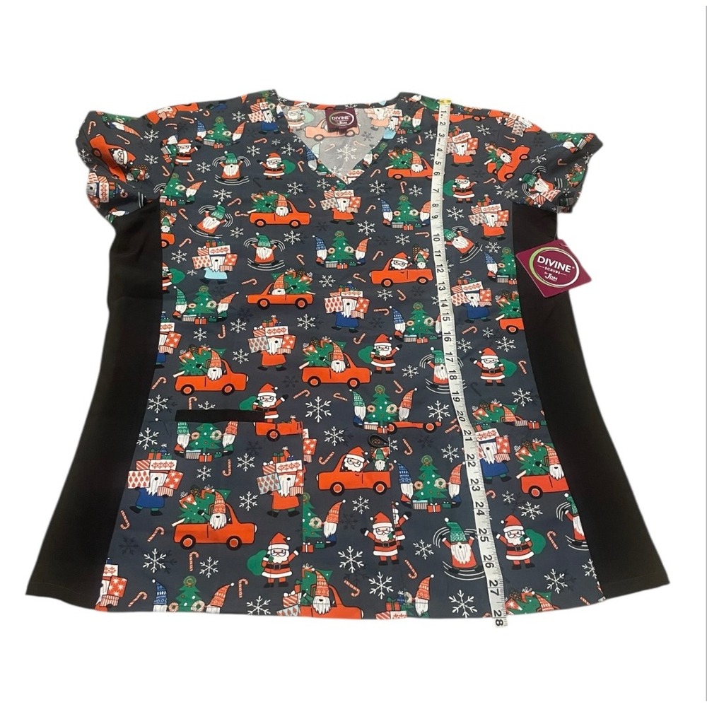 DIVINE SCRUBS Women Holiday Santa Gnome Christmas Tree Car Print Scrub Top M - Picture 5 of 5